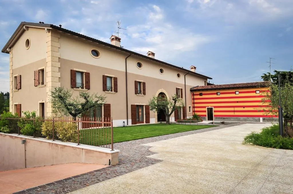 Casa di campagna Belvivere Suites Sona Italia