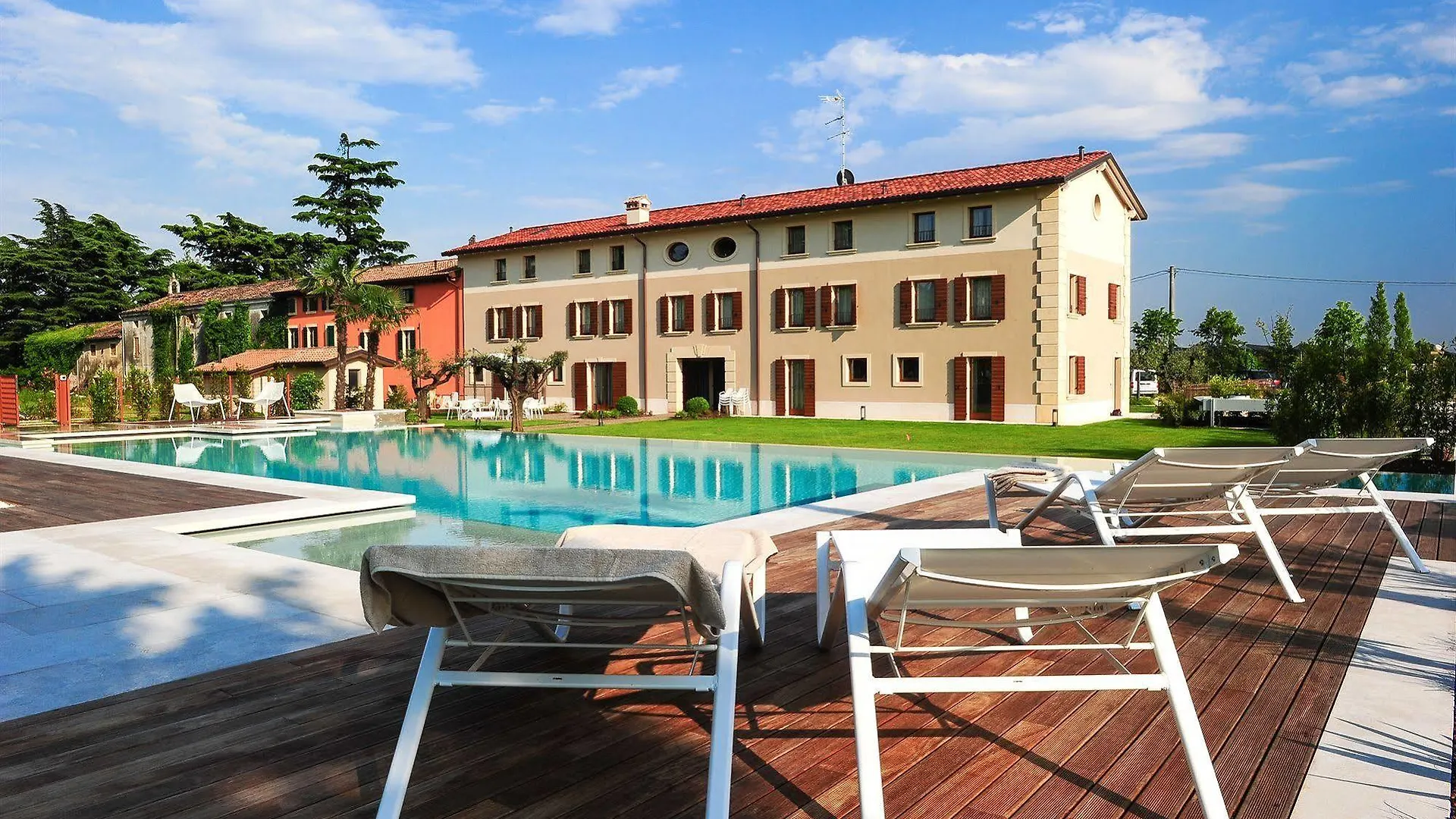 Casa di campagna Belvivere Suites Sona Italia